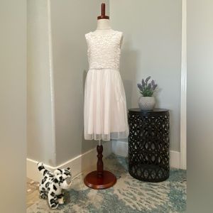 A beautiful Rare Edition (Macys)  6X dress lined with a soft lining.